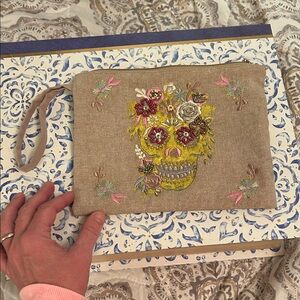 Dis de los muertos embroidered wristlet 🌸